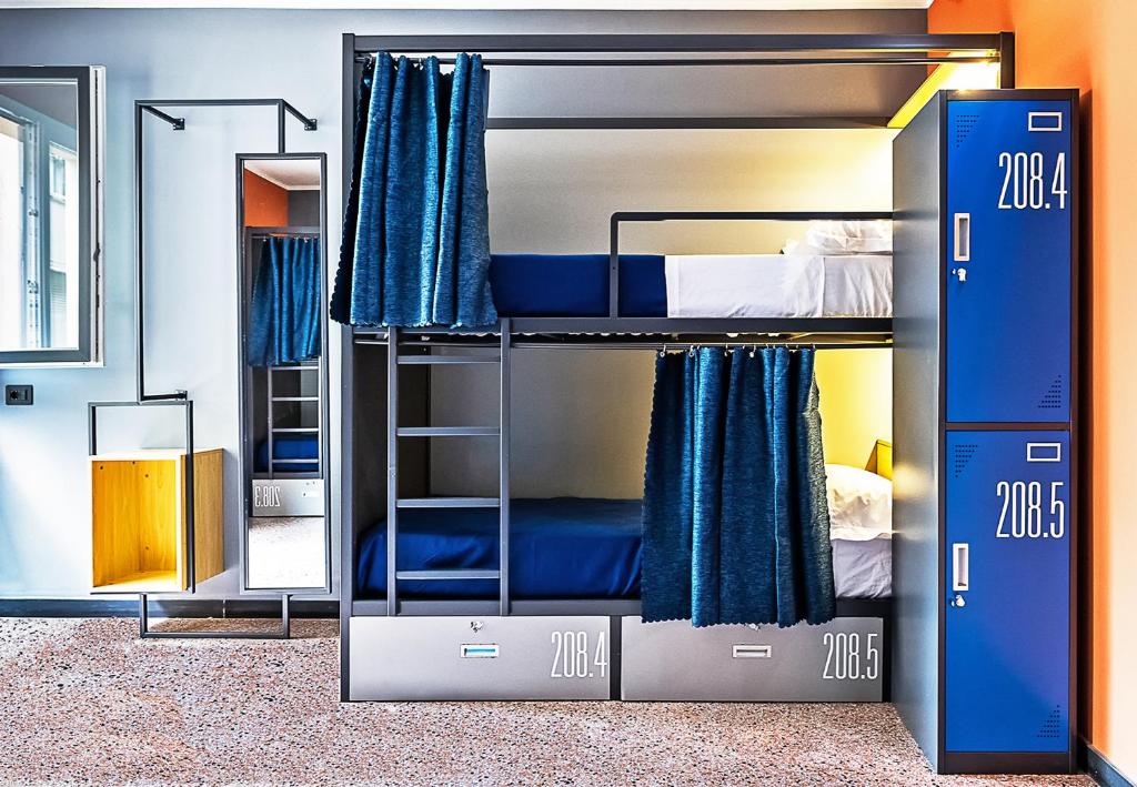 Building hotel Marathon Hostel