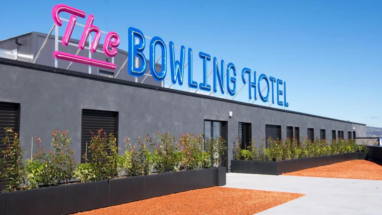 Building hotel The Bowling Hotel
