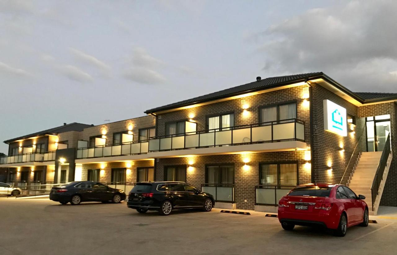 Building hotel Value Suites Penrith