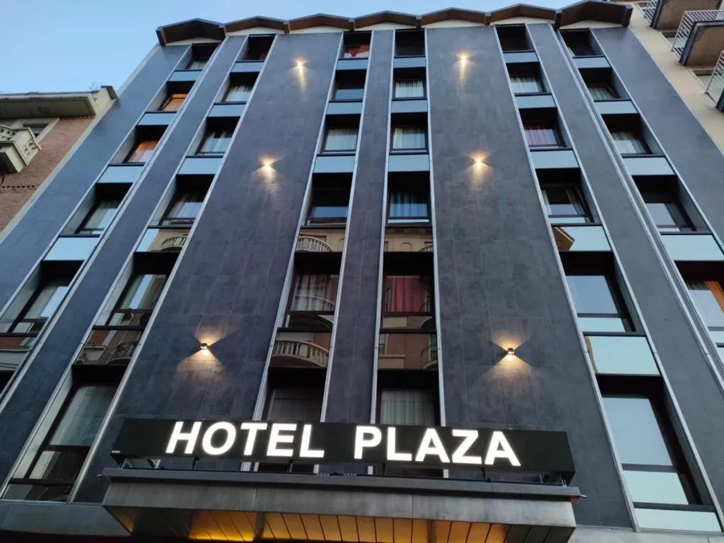 Building hotel Hotel Plaza