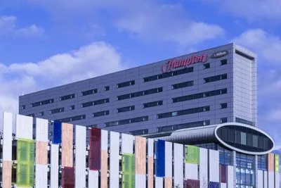 Building hotel Hampton By Hilton Liverpool John Lennon Airport