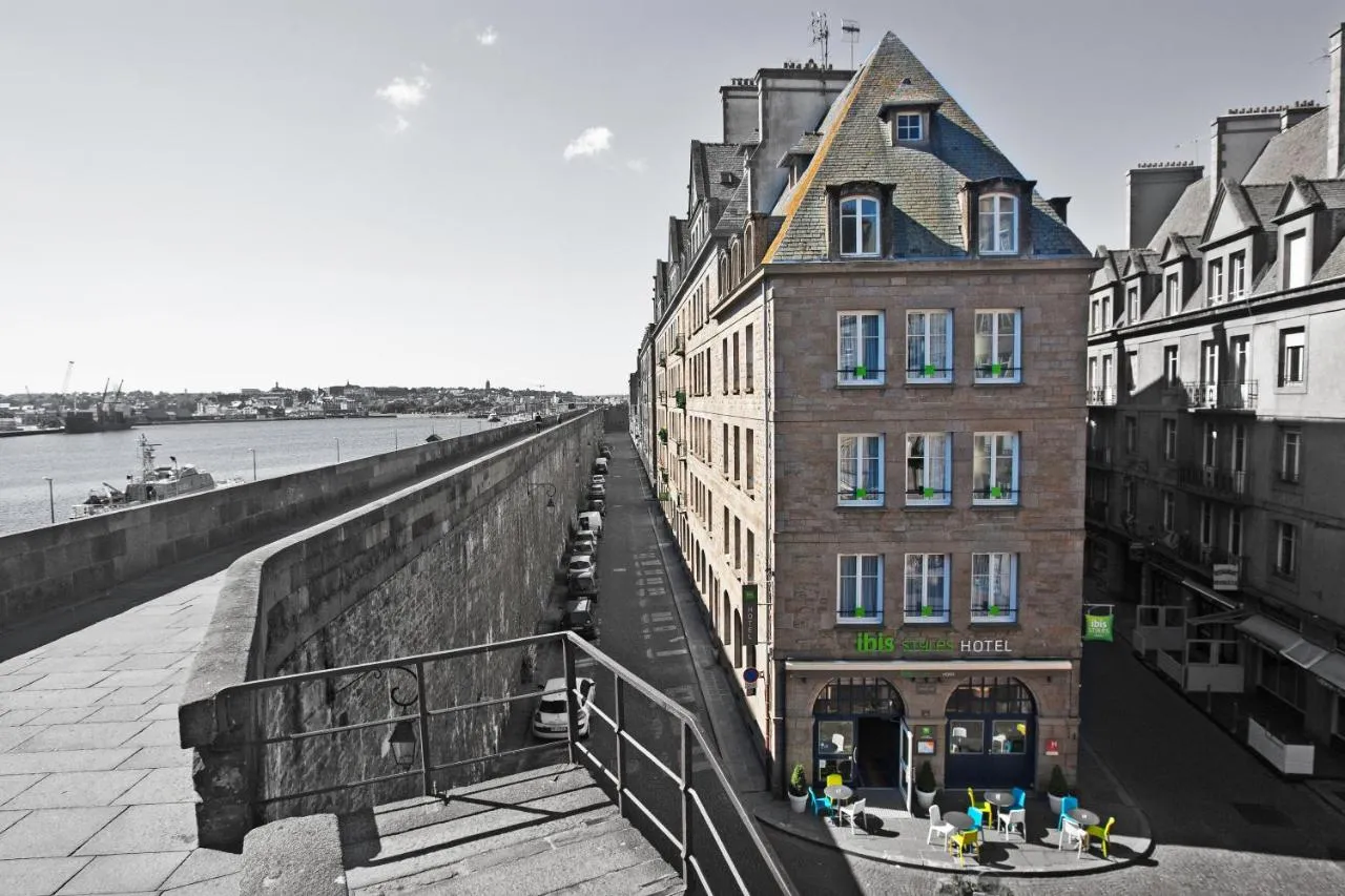Building hotel ibis Styles Saint-Malo Centre Historique