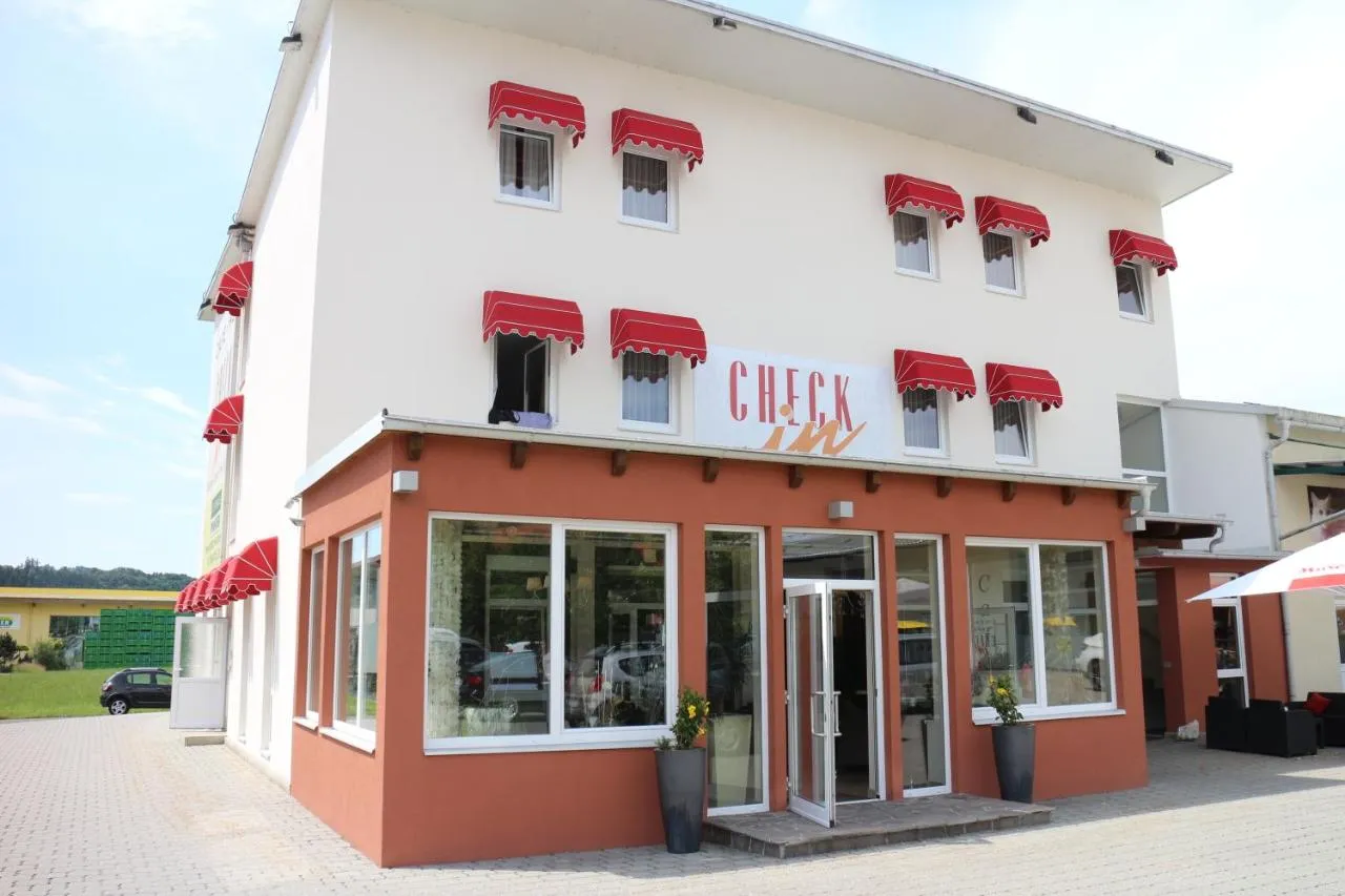 Check In Cafe-Hotel