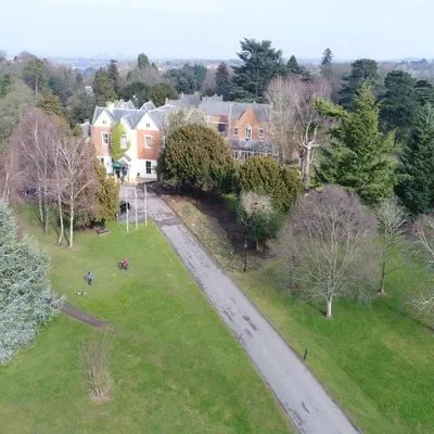 Building hotel Coulsdon Manor Hotel and Golf Club