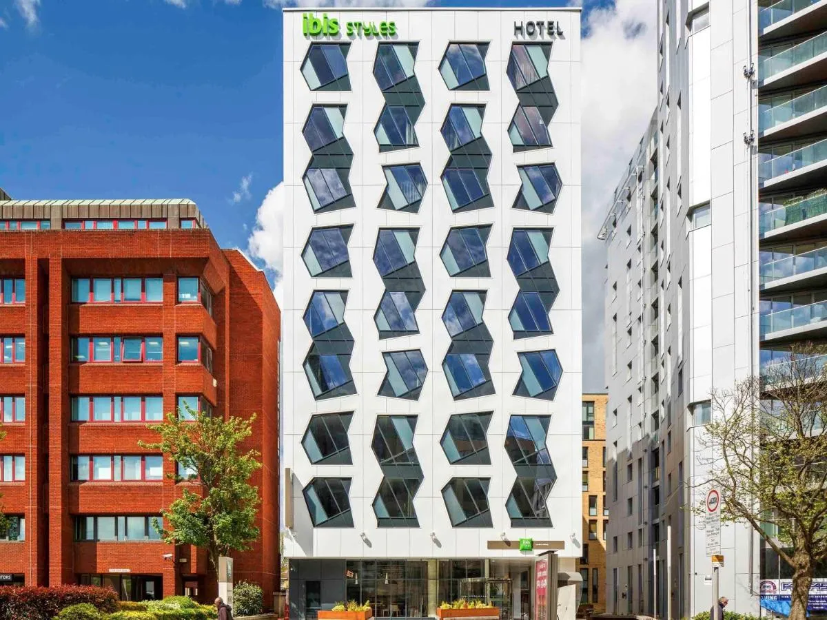 Building hotel Ibis Styles London Ealing