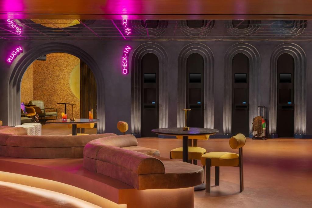 Building hotel Moxy London Piccadilly