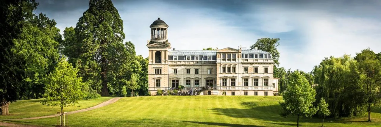 Schloss Kaarz mit Park