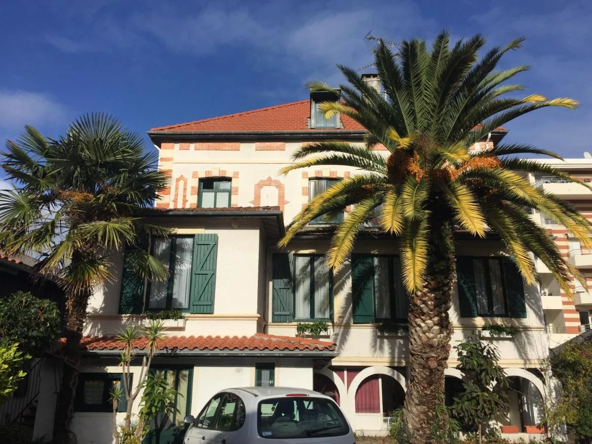 Building hotel Hotel-residence Le Grillon