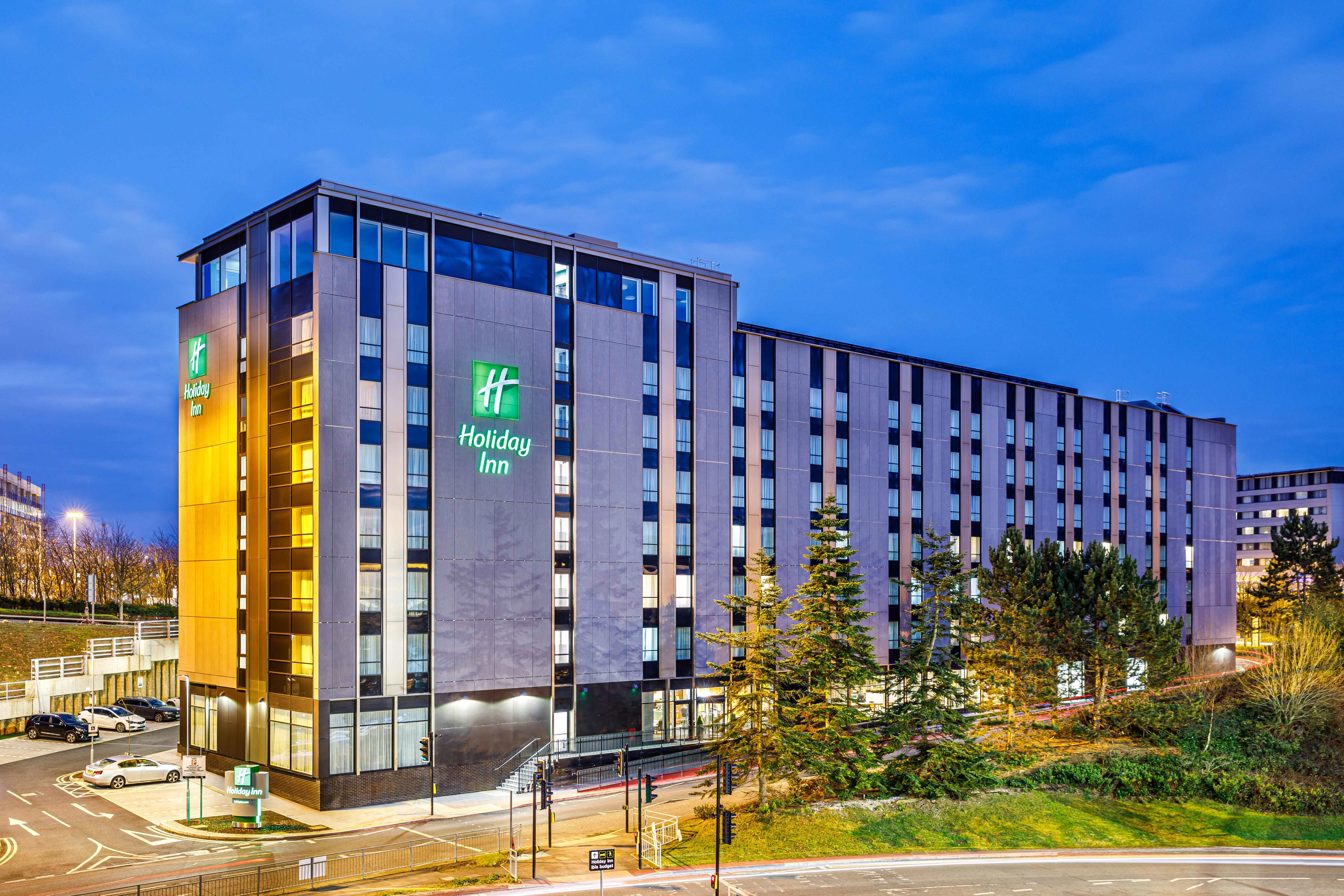 Building hotel Holiday Inn Manchester Airport