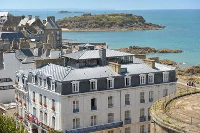 Building hotel France Chateaubriand