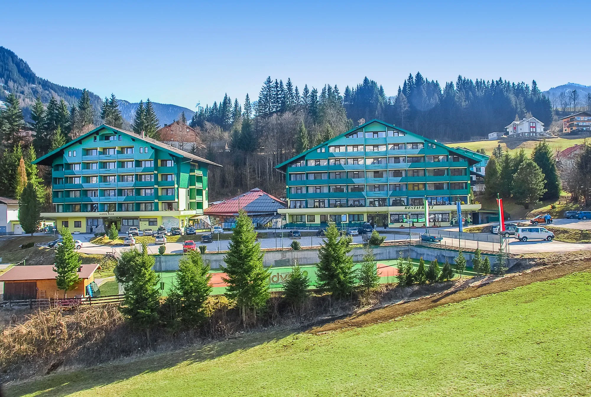 Building hotel Alpine Club
