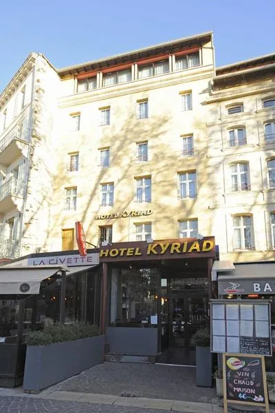 Building hotel Kyriad Avignon Palais des Papes