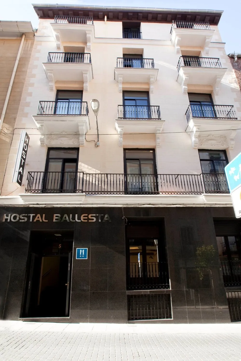 Building hotel Hostal Ballesta