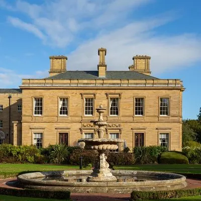 Building hotel Oulton Hall