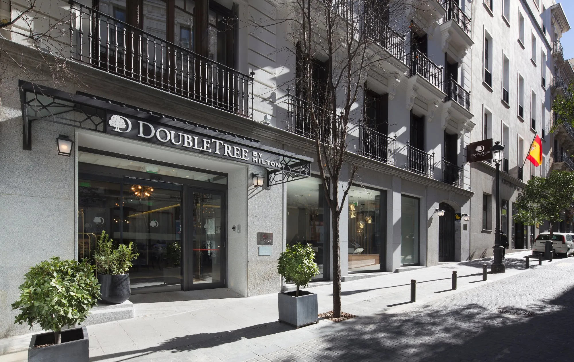 Building hotel Doubletree By Hilton Madrid - Prado