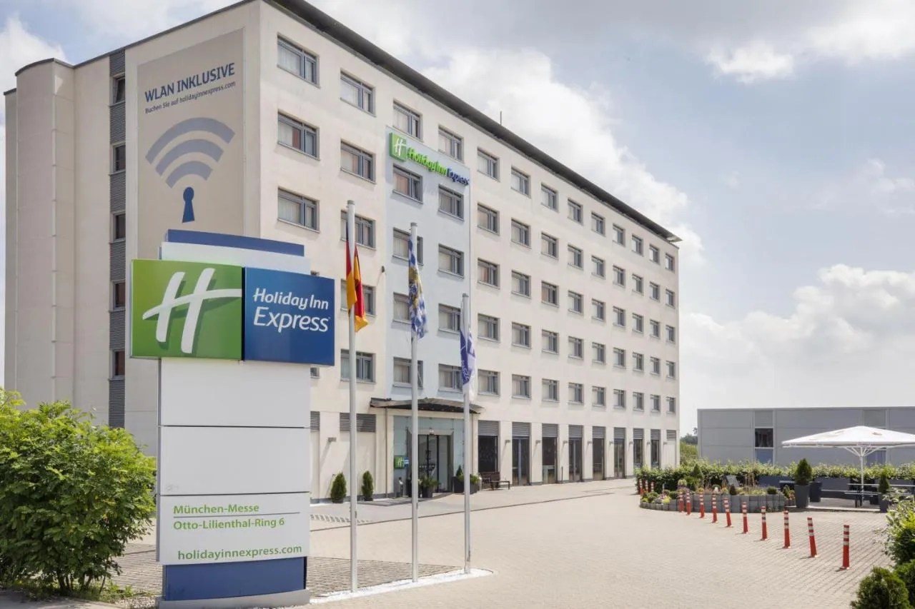 Building hotel Holiday Inn Express München Messe