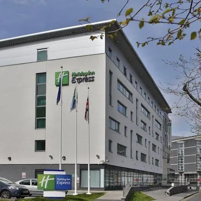 Building hotel Holiday Inn Express Leeds City Centre Armouries