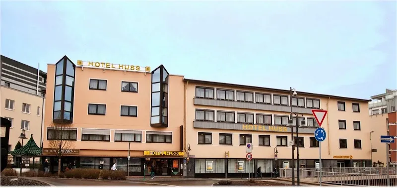Building hotel Hotel Huss
