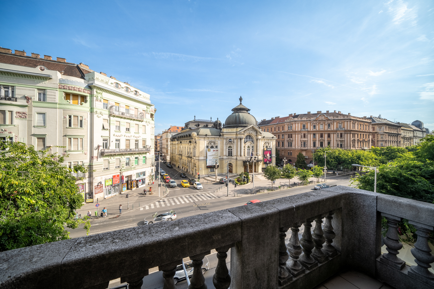 Building hotel Full Moon Budapest