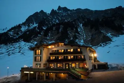 Building hotel Hotel Arlberg Stuben