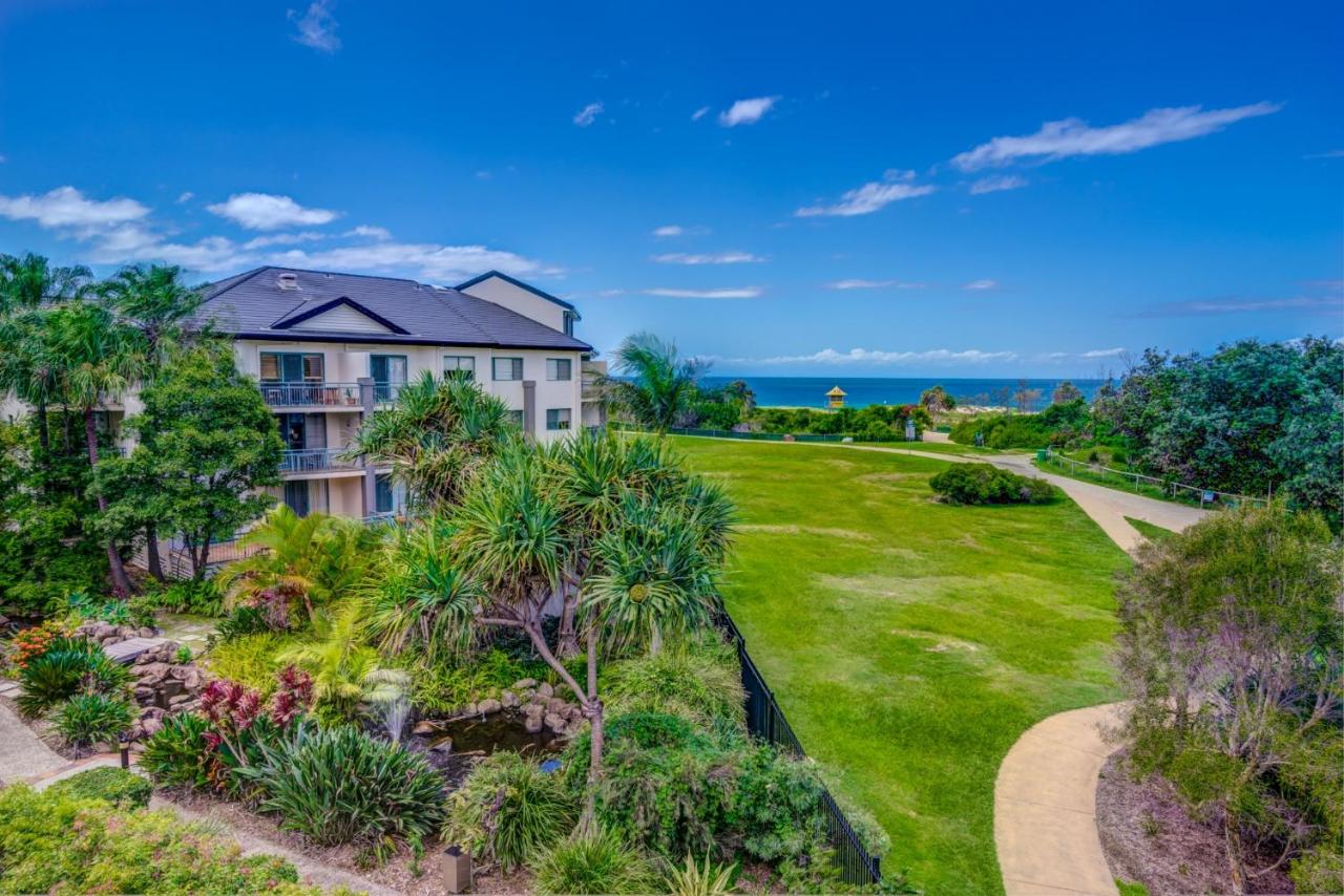 Building hotel Currumbin Sands On The Beach