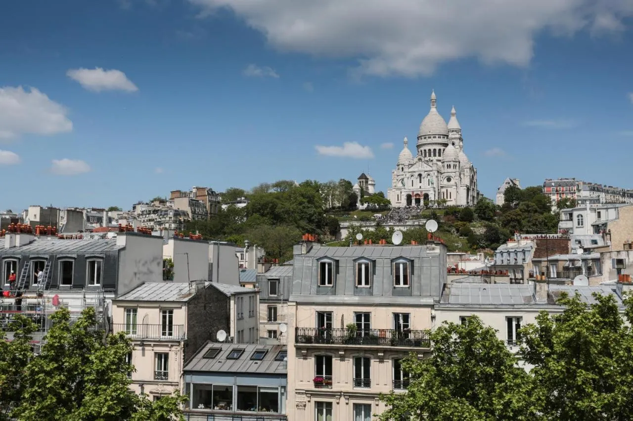 Building hotel Le Regent Montmartre
