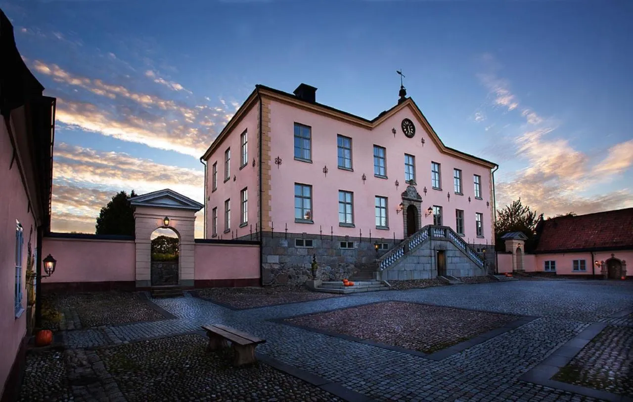 Building hotel Hasselby Slott